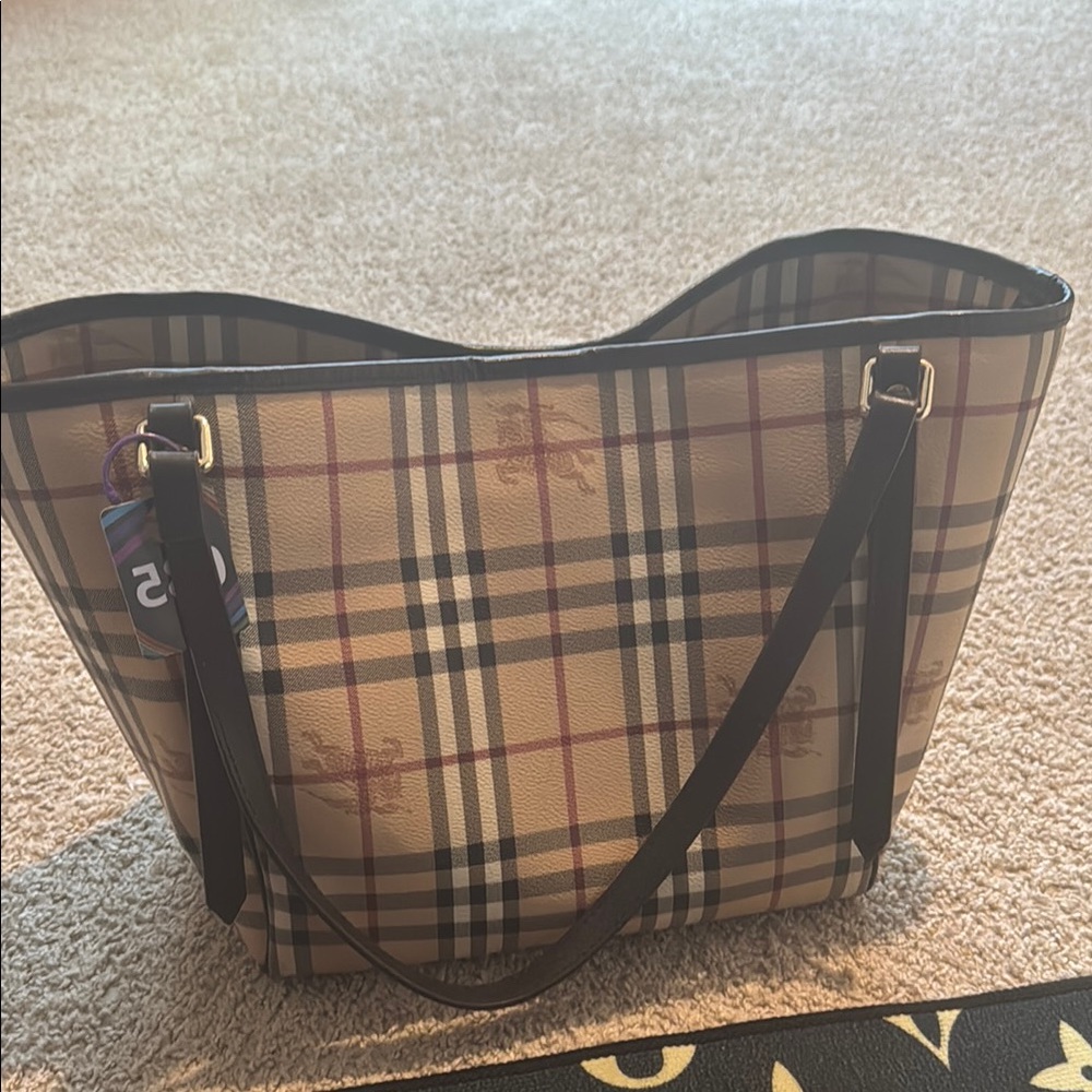 Burberry Cream and Black Tote Bag with Iconic Design - Picture 5 of 10